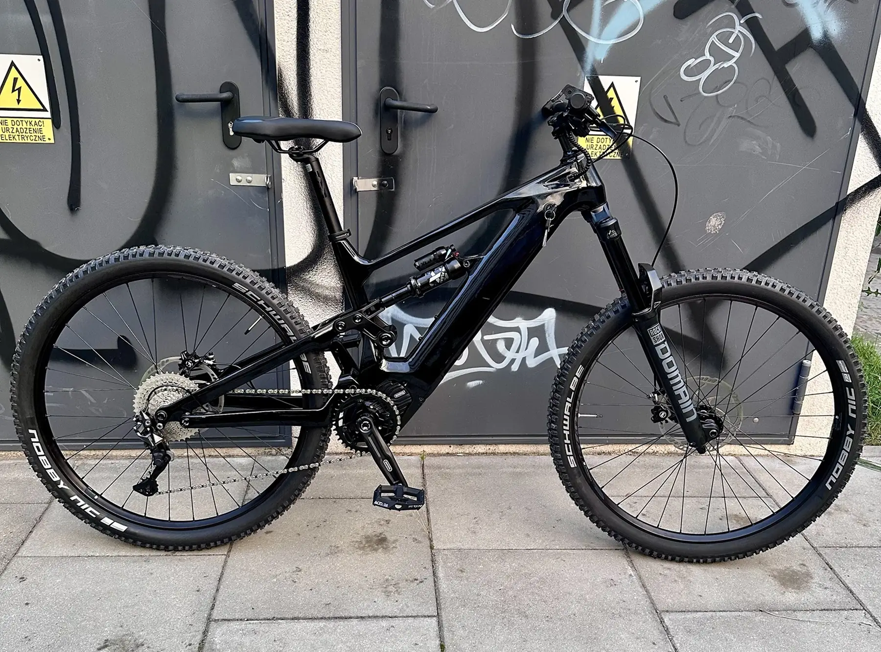 Dengfu E82 zbudowany przez Velorbike, widok z boku z oznaczonymi częściami